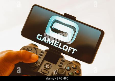 Brésil. 9 août 2023. Sur cette photo illustrée, une personne joue sur un joystick et le logo Gameloft s'affiche sur l'écran d'un smartphone. (Image de crédit : © Rafael Henrique/SOPA Images via ZUMA Press Wire) USAGE ÉDITORIAL SEULEMENT! Non destiné à UN USAGE commercial ! Banque D'Images