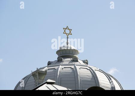 Le dôme de la synagogue avec l'étoile de David sur fond bleu ciel Banque D'Images