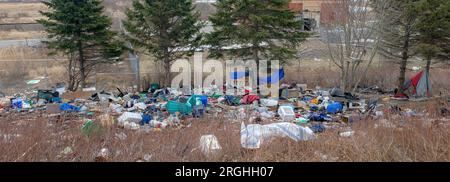 Saint John, NB, Canada - 19 mars 2023 : des débris et des ordures détrissent un camp de sans-abri. Banque D'Images