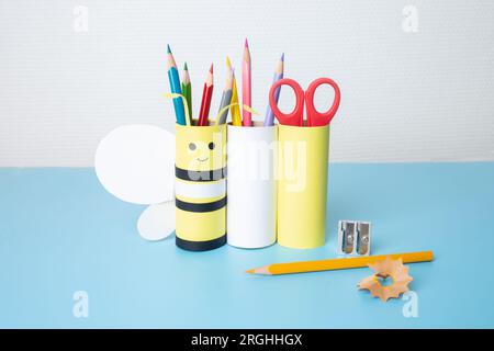 Porte-crayon maison, concept de rouleau de papier toilette pour enfant et maternelle, DIY, tutoriel, jouet abeille Banque D'Images