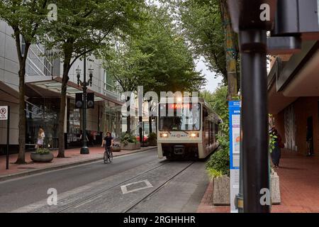 Portland, Oregon, États-Unis. 2 septembre 2014. TriMet a commencé ses opérations en décembre 1 1969. Il fournit des services de bus, de train léger et de train de banlieue dans la région de Portland, Oregon. (Image de crédit : © Ian L. Sitren/ZUMA Press Wire) USAGE ÉDITORIAL SEULEMENT! Non destiné à UN USAGE commercial ! Banque D'Images