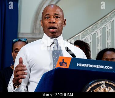 New York, États-Unis. 09 août 2023. Le maire de New York Eric Adams (D) parle des demandeurs d'asile et de leur impact sur la ville de New York, à l'hôtel de ville de New York. Crédit : SOPA Images Limited/Alamy Live News Banque D'Images