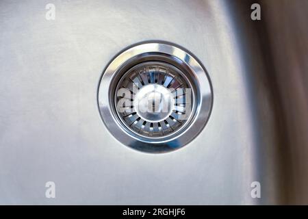 drain sec d'un lavabo de cuisine en acier inoxydable, gros plan des détails Banque D'Images