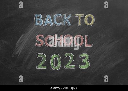 Retour à l'école 2023. Texte au tableau noir. Illustration dessinée à la main Banque D'Images