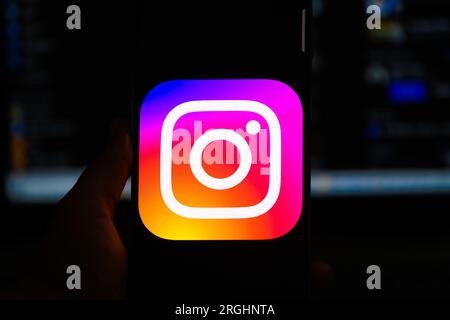 Bangladesh. 10 août 2023. Dans cette illustration photo, une femme utilise Instagram sur son smartphone. (Image de crédit : © Piyas Biswas/SOPA Images via ZUMA Press Wire) USAGE ÉDITORIAL SEULEMENT! Non destiné à UN USAGE commercial ! Banque D'Images