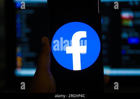 Bangladesh. 10 août 2023. Dans cette illustration photo, une femme utilise Facebook sur son smartphone. (Image de crédit : © Piyas Biswas/SOPA Images via ZUMA Press Wire) USAGE ÉDITORIAL SEULEMENT! Non destiné à UN USAGE commercial ! Banque D'Images