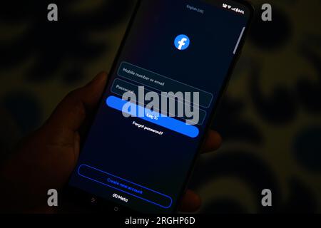 Bangladesh. 10 août 2023. Dans cette illustration photo, une femme utilise Facebook sur son smartphone. (Image de crédit : © Piyas Biswas/SOPA Images via ZUMA Press Wire) USAGE ÉDITORIAL SEULEMENT! Non destiné à UN USAGE commercial ! Banque D'Images