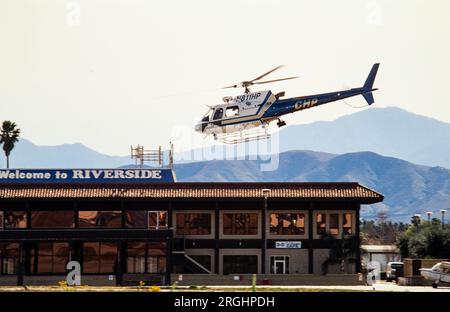 Un hélicoptère California Highway Patrol - CHP - atterrit à l'aéroport de Riverside à Riverside, en Californie. Banque D'Images