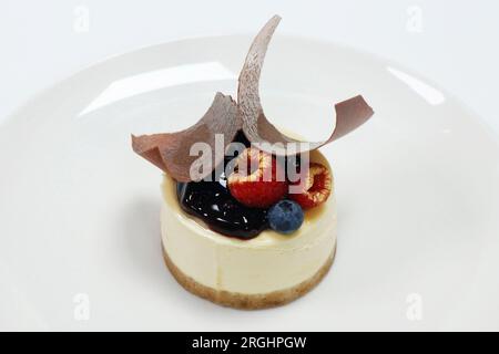 portion de cheesecake à la myrtille avec fond blanc Banque D'Images