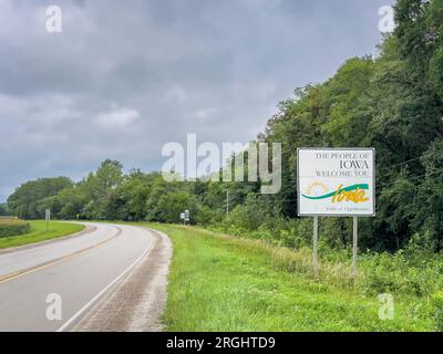 Iowa bienvenue panneau de bord de route à la frontière de l'état avec le Nebraska, paysage d'été, concept de voyage Banque D'Images