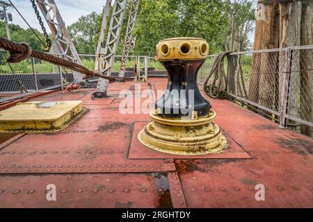 cabestan et autres engins sur un pont d'une drague de rivière de sidewheeler vintage Banque D'Images