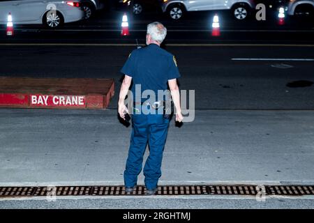 New York, NY, États-Unis. 6 août 2023. Officier de police à l'hôpital Manhattan va. Crédit : Steve Mack/Alamy stock photo Banque D'Images