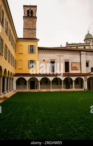 Arcade voûtée et tour de l'église Santa Maria Degli Angeli et dôme de la cathédrale de Lugano en italien Lugano, Suisse. Banque D'Images