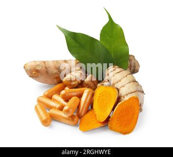 Racines de curcuma, feuilles et pilules isolés sur blanc Banque D'Images