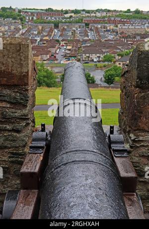 Canons historiques sur les murs de Londonderry, montrant de la ville, comté de Derry, Irlande du Nord, Royaume-Uni, BT48 6PJ Banque D'Images