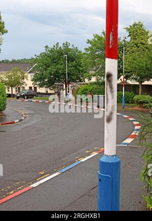 Unionist Kerbstones, rouge, blanc et bleu de l'Union Jack, zone protestante de la Fontaine, Londonderry, Irlande du Nord, Royaume-Uni, BT48 6QH Banque D'Images