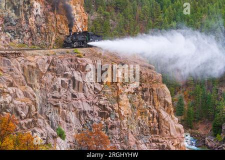 1925 2-8-2 Mikado type Baldwin Steam Locomotive tirant un train mixte historique sur Horseshoe Curve sur le Durango & Silverton NG Railroad. Banque D'Images