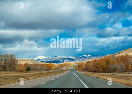 Conduite dans la neige et la glace sur la route panoramique Interstate 15 dans le sud-ouest du Montana à la fin octobre, avec les montagnes enneigées de Pioneer. Banque D'Images