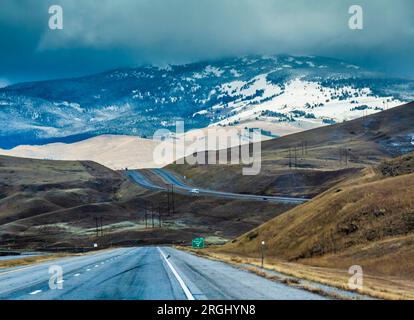 Conduite dans la neige et la glace sur la route panoramique Interstate 15 dans le sud-ouest du Montana à la fin octobre, avec les montagnes enneigées de Pioneer. Banque D'Images