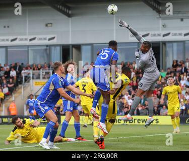 Burton upon Trent, Royaume-Uni. 09 août 2023. Jamal Blackman #30 de Burton Albion frappe la balle au cours du match de la coupe Carabao Burton Albion vs Leicester City au Pirelli Stadium, Burton upon Trent, Royaume-Uni, le 9 août 2023 (photo de Gareth Evans/News Images) à Burton upon Trent, Royaume-Uni le 8/9/2023. (Photo Gareth Evans/News Images/Sipa USA) crédit : SIPA USA/Alamy Live News Banque D'Images