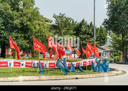Selangor, Malaisie - août 9 : les drapeaux des partis politiques brandissant le long du rond-point d'Ampang, participent à l'élection de 2023 lors de l'État de Malaisie. Banque D'Images