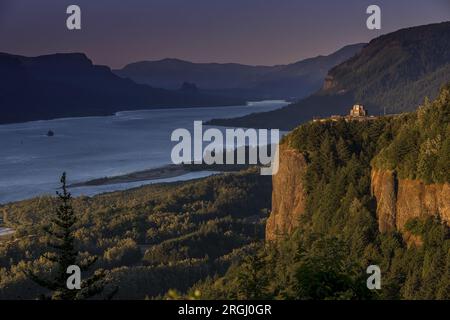 La magnifique Vista House de style Art déco de l'Oregon surplombe la gorge du fleuve Columbia Banque D'Images