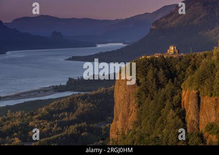 La magnifique Vista House de style Art déco de l'Oregon surplombe la gorge du fleuve Columbia Banque D'Images