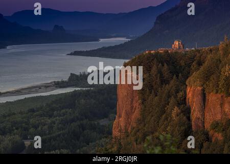 La magnifique Vista House de style Art déco de l'Oregon surplombe la gorge du fleuve Columbia Banque D'Images