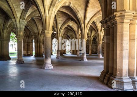 Les cloîtres de l'Univesity de Glasgow regardant vers le quad est Banque D'Images