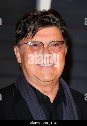 Beverly Hills, États-Unis. 09 août 2023. Le chanteur, auteur-compositeur et guitariste canadien Robbie Robertson, membre du groupe, est décédé aujourd’hui le 9 août à Los Angeles à l’âge de 80 ans. Il avait souffert d'une longue maladie. ------------------------------------------------- 22 février 2015 Beverly Hills, ca. Robbie Robertson 2015 Vanity Fair Oscar Party au Wallis Annenberg Center © V. Flores/AFF-USA.COM crédit : AFF/Alamy Live News Banque D'Images