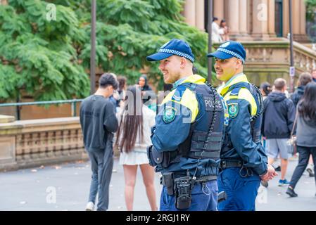 Sydney Aust 06 août 2023 : deux policiers de Nouvelle-Galles du Sud souriants assistent à la mairie de Sydney pour le rassemblement annuel d'Hiroshima et de Nagasaki à Sydney Banque D'Images