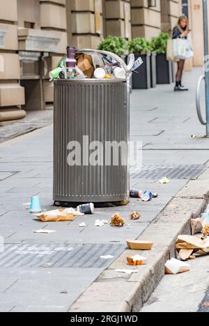 Tasses à café et conteneurs de nourriture dans la rue et les déchets débordant d'une poubelle trop pleine dans le centre de Sydney, Nouvelle-Galles du Sud, Australie Banque D'Images