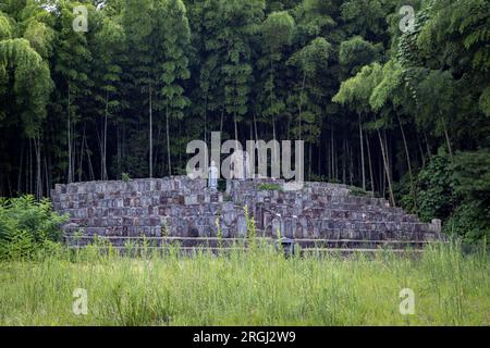 Statues en pierre d'Ojizou san, protecteur des enfants et protecteur des voyageurs, et centaines de petites tombes, Kanazawa Japon. Banque D'Images