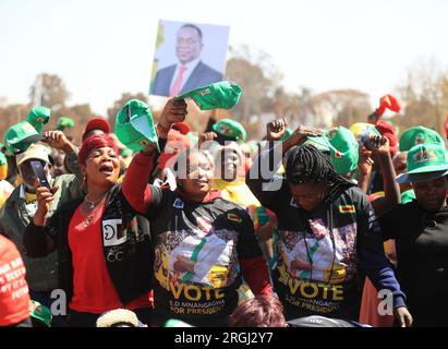 Harare, Zimbabwe. 9 août 2023. Les partisans du président zimbabwéen Emmerson Mnangagwa se réjouissent lors d’un rassemblement de campagne à Harare, Zimbabwe, le 9 août 2023. Le Zimbabwe tiendra des élections le 23 août. Crédit : Shaun Jusa/Xinhua/Alamy Live News Banque D'Images