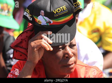 Harare, Zimbabwe. 9 août 2023. Un partisan du président zimbabwéen Emmerson Mnangagwa est vu lors d'un rassemblement de campagne à Harare, Zimbabwe, le 9 août 2023. Le Zimbabwe tiendra des élections le 23 août. Crédit : Shaun Jusa/Xinhua/Alamy Live News Banque D'Images