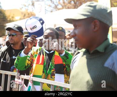 Harare, Zimbabwe. 9 août 2023. Le président zimbabwéen Emmerson Mnangagwa salue ses partisans lors d’un rassemblement de campagne à Harare, Zimbabwe, le 9 août 2023. Le Zimbabwe tiendra des élections le 23 août. Crédit : Shaun Jusa/Xinhua/Alamy Live News Banque D'Images