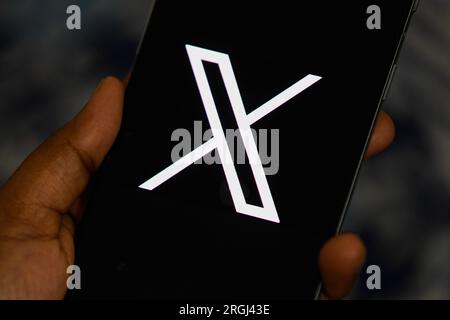 Bangladesh. 10 août 2023. Sur cette photo Illustration, le nouveau logo (Twitter) rebaptisé X vu affiché sur un smartphone. Crédit : SOPA Images Limited/Alamy Live News Banque D'Images