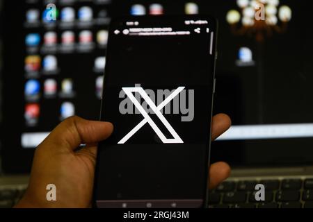 Bangladesh. 10 août 2023. Sur cette photo Illustration, le nouveau logo (Twitter) rebaptisé X vu affiché sur un smartphone. Crédit : SOPA Images Limited/Alamy Live News Banque D'Images