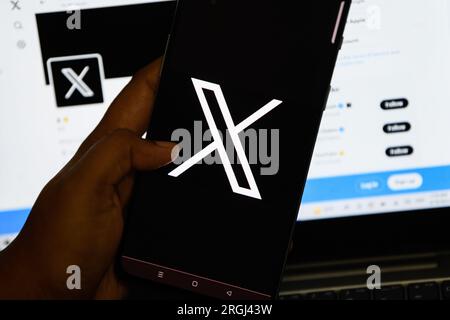 Bangladesh. 10 août 2023. Sur cette photo Illustration, le nouveau logo (Twitter) rebaptisé X vu affiché sur un smartphone. Crédit : SOPA Images Limited/Alamy Live News Banque D'Images