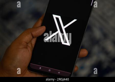 Bangladesh. 10 août 2023. Sur cette photo Illustration, le nouveau logo (Twitter) rebaptisé X vu affiché sur un smartphone. Crédit : SOPA Images Limited/Alamy Live News Banque D'Images