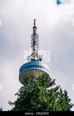 Tour de télévision Snejanka à Pamporovo, montagnes des Rhodopes, Bulgarie Banque D'Images