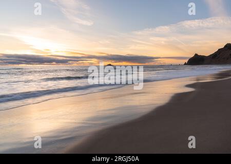 Coucher de soleil tranquille de l'heure dorée sur la belle plage, Lincoln City, côte de l'Oregon Banque D'Images