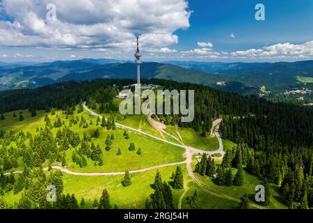 Tour de télévision Snejanka à Pamporovo, montagnes des Rhodopes, Bulgarie Banque D'Images