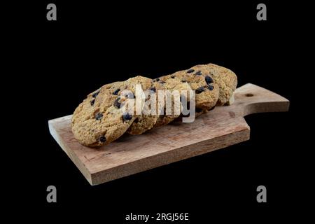 Biscuits aux pépites de chocolat isolés sur fond noir Banque D'Images