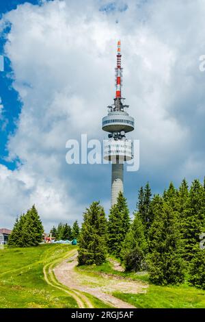 Tour de télévision Snejanka à Pamporovo, montagnes des Rhodopes, Bulgarie Banque D'Images