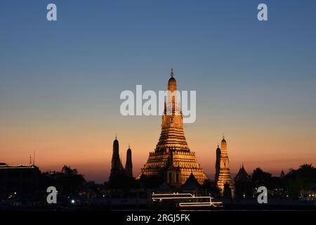 Temple de l'aube (alias Wat Arun) à Bangkok, Thaïlande au crépuscule. Banque D'Images