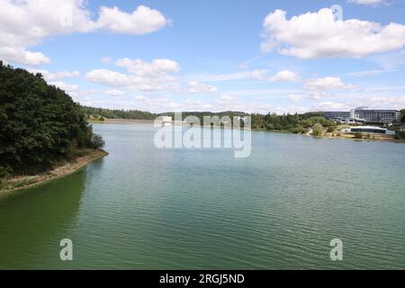 Zeulenroda, Allemagne. 09 août 2023. Le barrage de Zeulenroda. Selon l'approvisionnement en eau à longue distance de Thuringe, les six barrages ont atteint leurs niveaux de remplissage prévus. Crédit : Bodo Schackow/dpa/Alamy Live News Banque D'Images