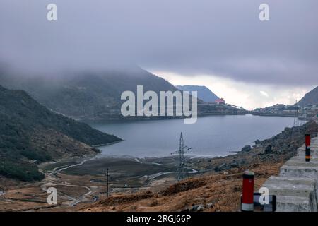 SIKKIM, INDE, 07 JANVIER 2016 : vue du lac gelé de Tsomogo Banque D'Images