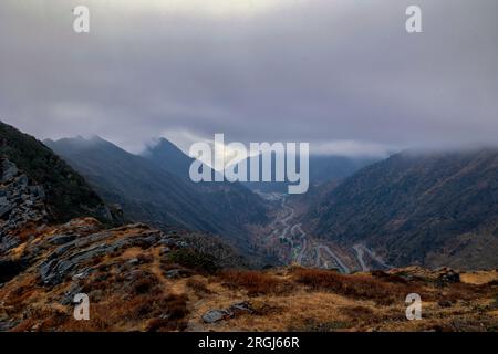 SIKKIM, INDE, 07 JANVIER 2016 : vue du lac gelé de Tsomogo Banque D'Images