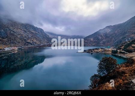 SIKKIM, INDE, 07 JANVIER 2016 : vue du lac gelé de Tsomogo Banque D'Images